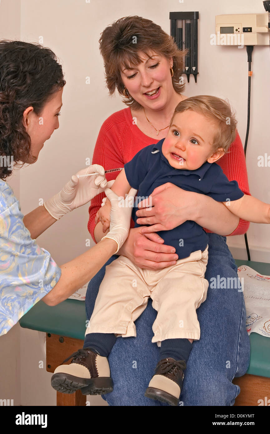 Il Toddler ottenendo un colpo Foto Stock