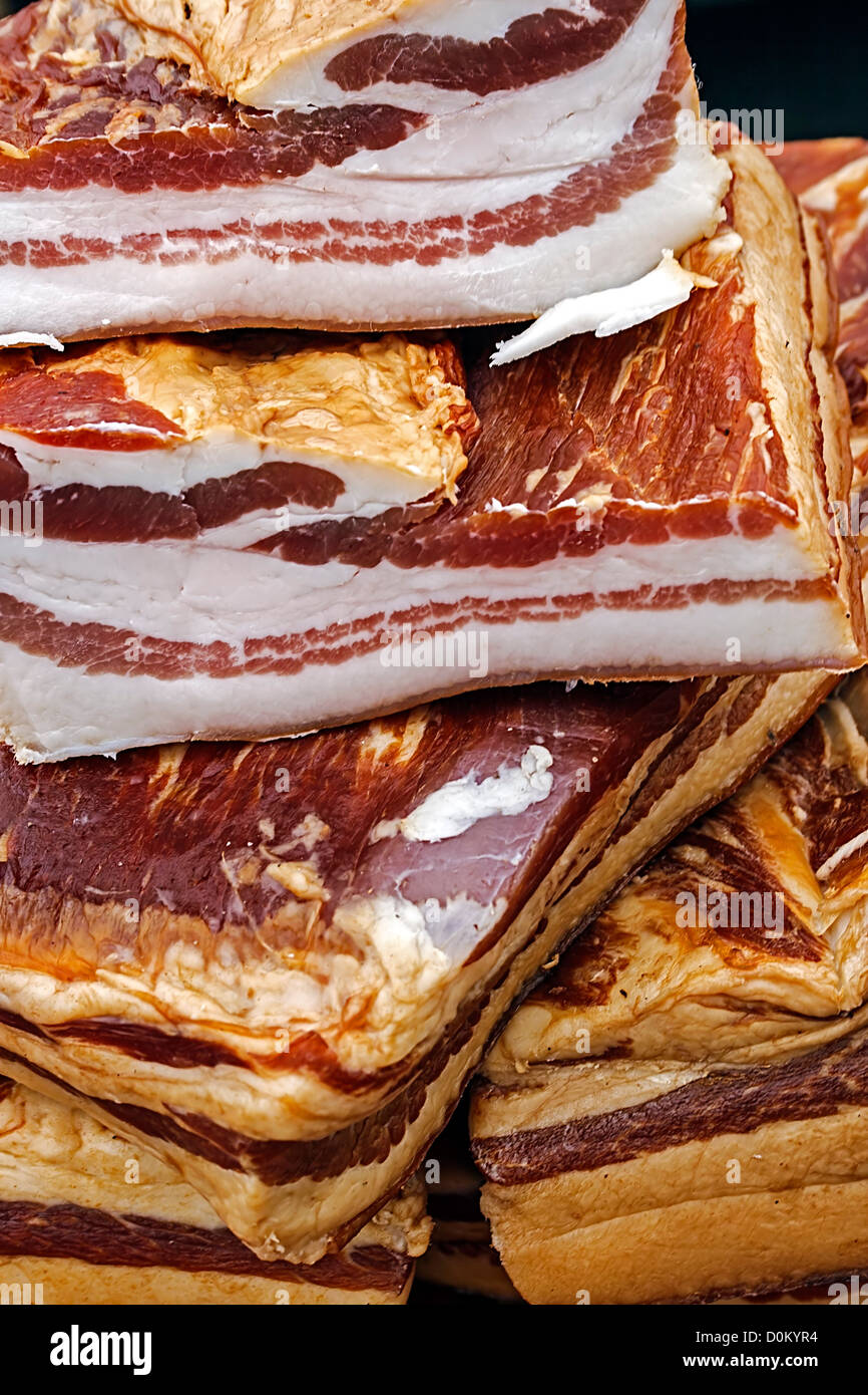 Pezzi di carne di maiale affumicata pancetta sovrapposizione.tradizionale cibo rumeno, deve precisare in particolare per il mese di dicembre. Foto Stock