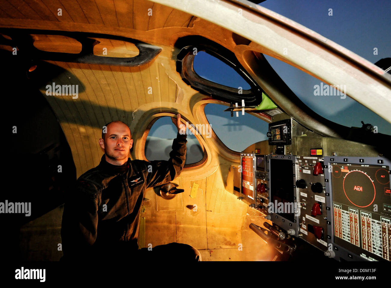 Matt Stinemetze pilota di prova Scaled Composites si siede nel simulatore White Knight II SpaceShipTwo che ha contribuito a costruire progettato Foto Stock