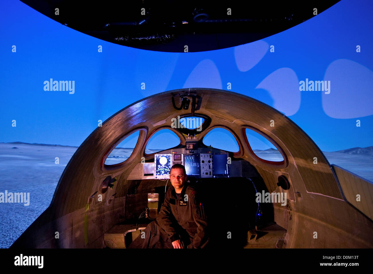 Peter Siebold è ingegnere aeronautico prova sperimentale volo pilota test engineer Scaled Composites. Egli siede nel simulatore Foto Stock