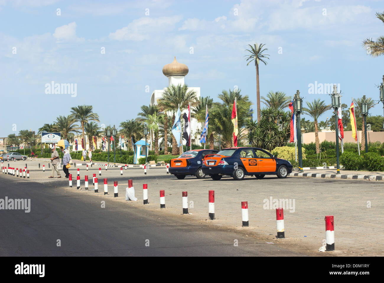 Vista di strade e vie di Hurghada, Egitto. Taxi area di parcheggio Foto Stock