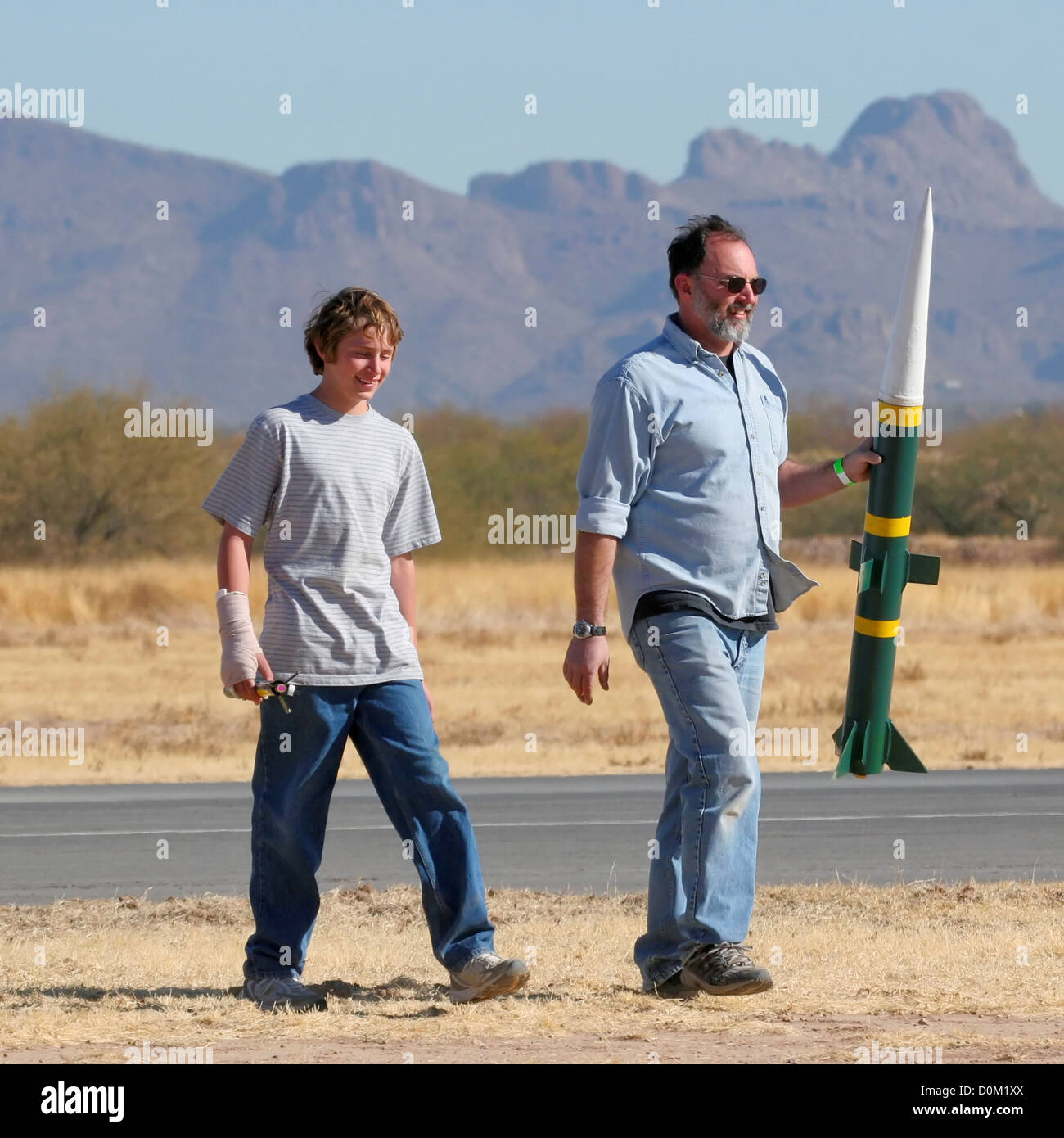 Un padre figlio di preparare il modello di lancio Pershing 2 missile. Questo è stato l'evento di lancio sponsorizzato Arizona Meridionale Rocketry Association Foto Stock