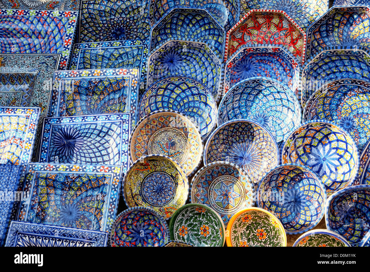 Souvenir multicolore di coccio nel mercato tunisino Sidi Bou Said, Tunisia Foto Stock