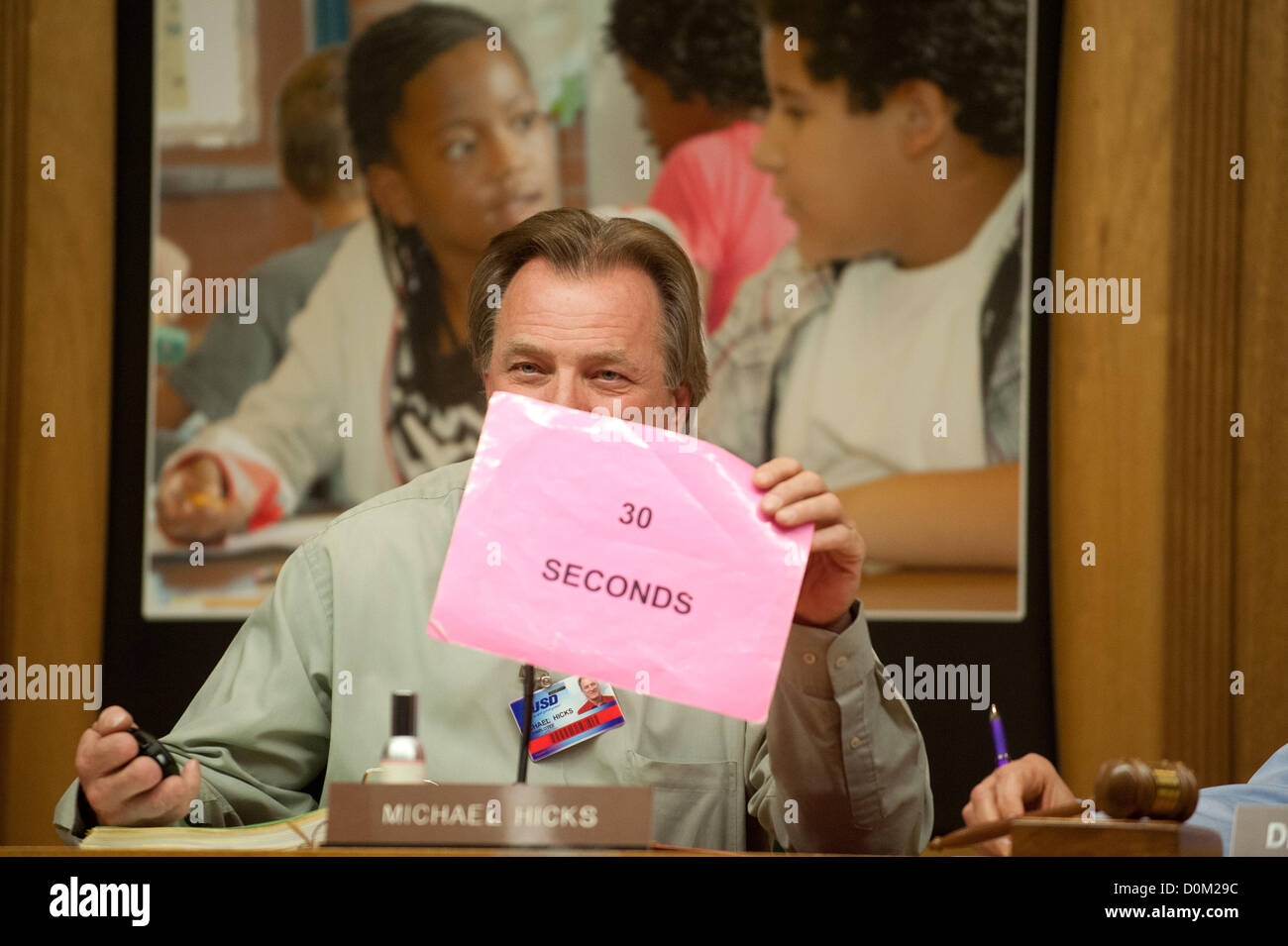 Gen. 10, 2012 - Tucson, Arizona, Stati Uniti - scheda TUSD membro MICHAEL HICKS detiene un segno indicante 30 secondi che rimangono per un invito aperto a parlare nel corso di una riunione TUSD di Tucson, in Arizona Il Tucson Unified School District board votato 4-1 al fine di studi Mexican-American programma dopo lo stato minacciato di rifiutare il dieci per cento del distretto di bilancio perché, lo Stato sostiene il programma non soddisfa gli standard educativi. (Credito Immagine: © sarà Seberger/ZUMAPRESS.com) Foto Stock