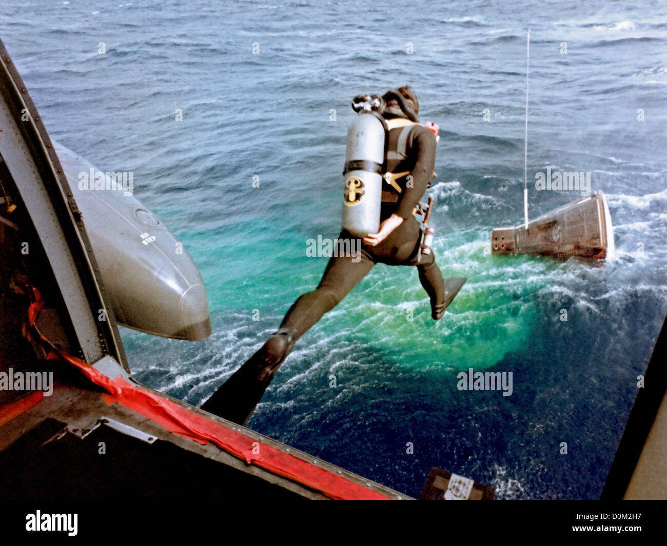 Un Navy Frogman balzi in elicottero di recupero in acqua assistere in Gemini 12 operazioni di recupero. In questo modo si conclude missione di quattro giorni in Foto Stock