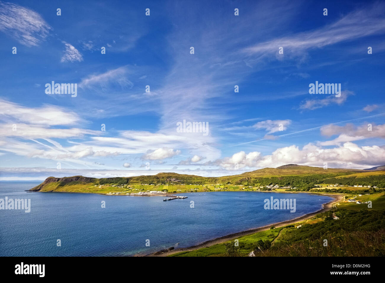 Vista sul porto di Uig e villaggio, isola di Skye, Trotternish peninsula, Scozia Foto Stock