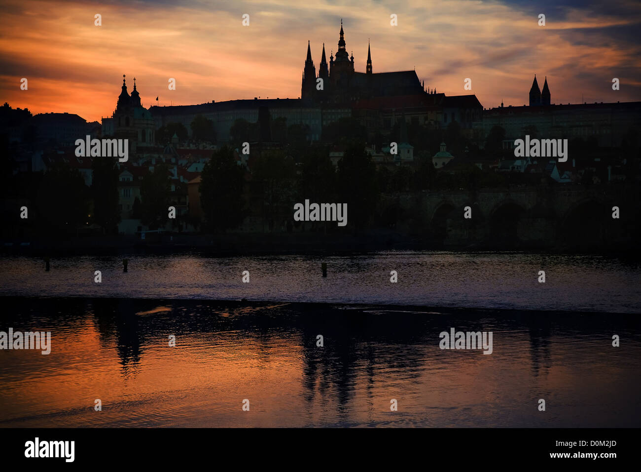 Il Castello di Praga silhouette alla luce del tramonto, Repubblica Ceca Foto Stock