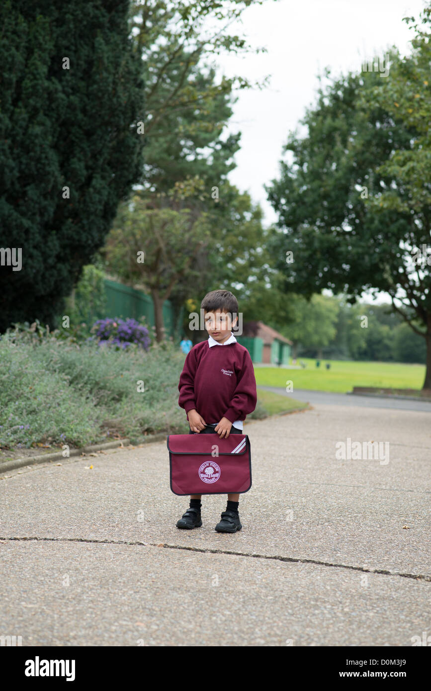 Anno di una scuola primaria alunno andare a scuola a piedi,Surrey, Inghilterra Foto Stock