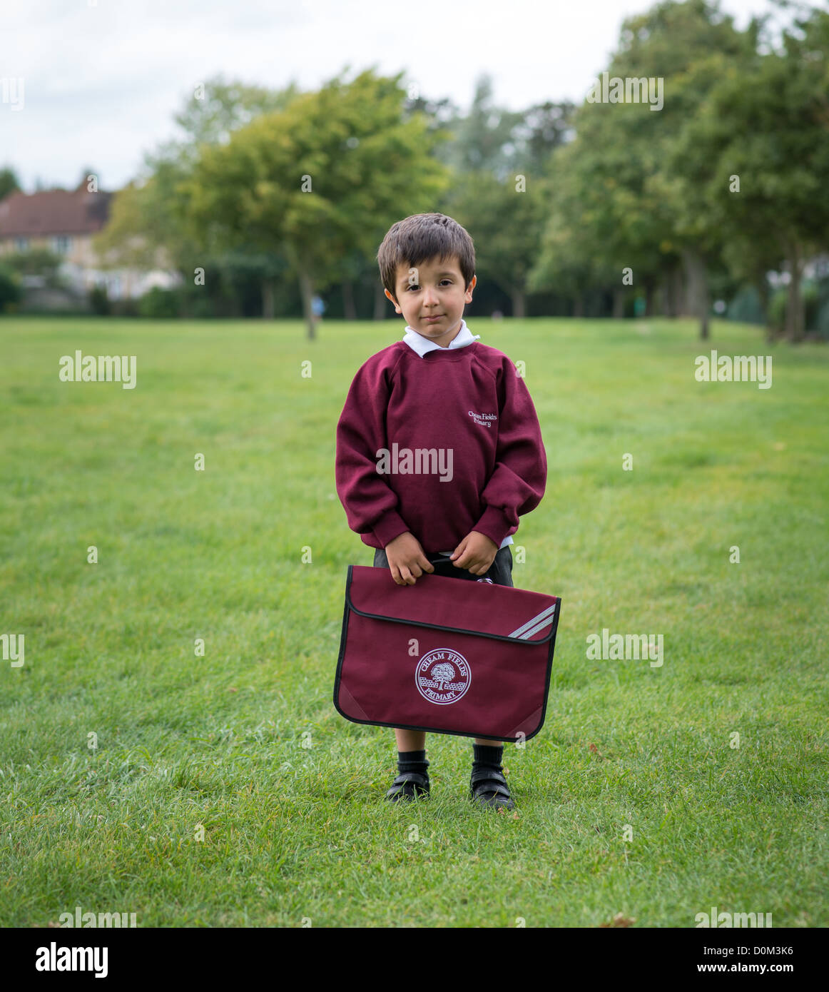 Anno di una scuola primaria alunno andare a scuola a piedi,Surrey, Inghilterra Foto Stock