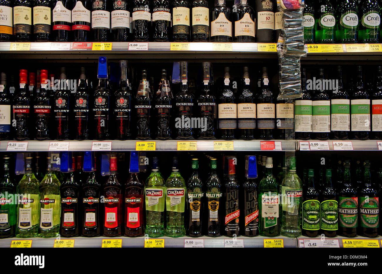 Bottiglie di porto e sherry vermouth in un supermercato uk Foto Stock