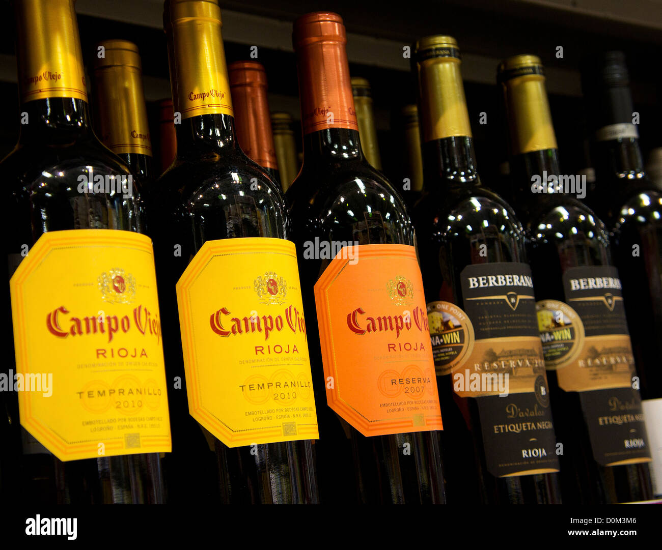 Bottiglie di spagnolo Rioja vino in un supermercato uk Foto Stock