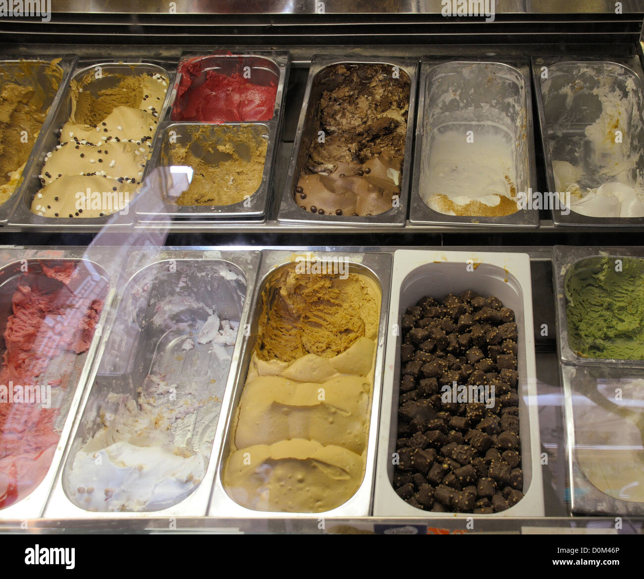Il gelato in vaschette sulla visualizzazione in negozio Foto Stock