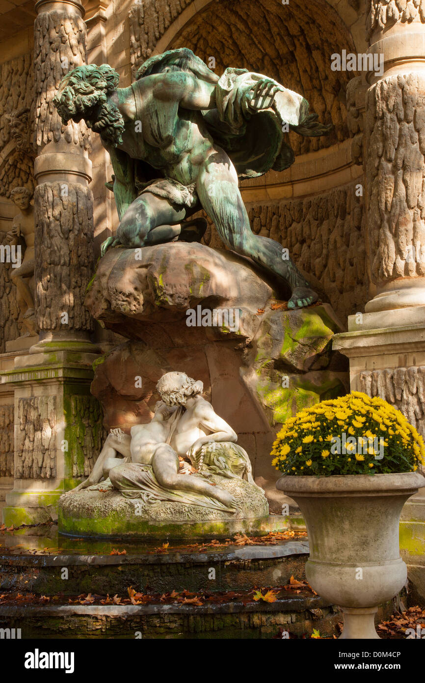 Medici Fontana con la statua di Aci e Galatea di essere scoperto da il ciclope, Jardin du Luxembourg, Parigi Francia Foto Stock
