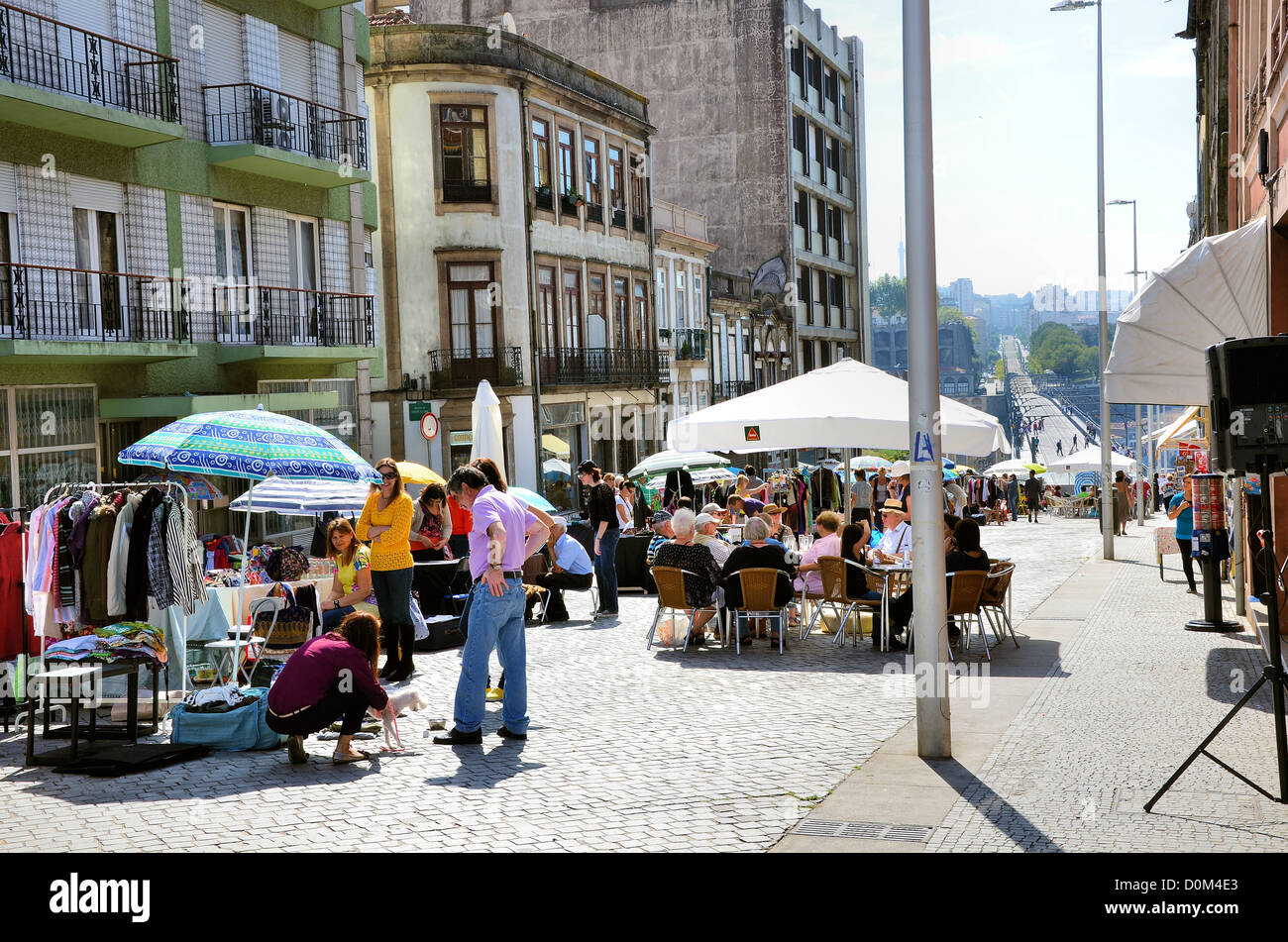 Street vending di indumenti usati ed altri oggetti nella città storica di Porto Foto Stock