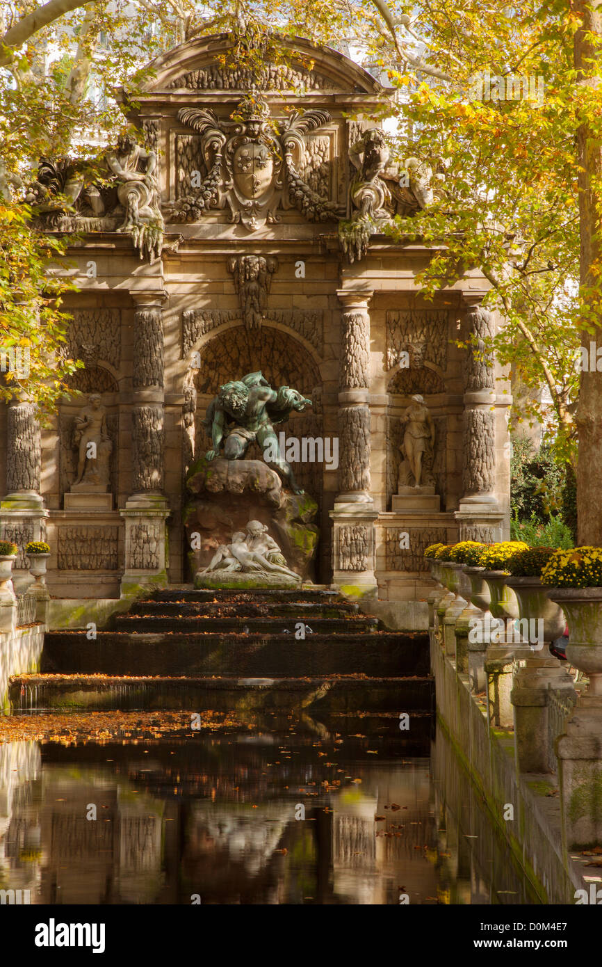 Medici Fontana con la statua di Aci e Galatea di essere scoperto da il ciclope, Jardin du Luxembourg, Parigi Francia Foto Stock