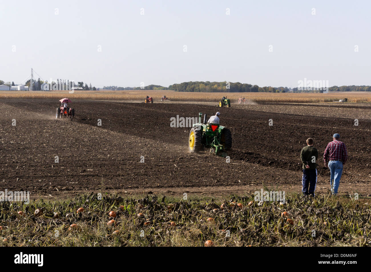 Trattori antichi arando un campo nei pressi di Hebron, Illinois. Foto Stock