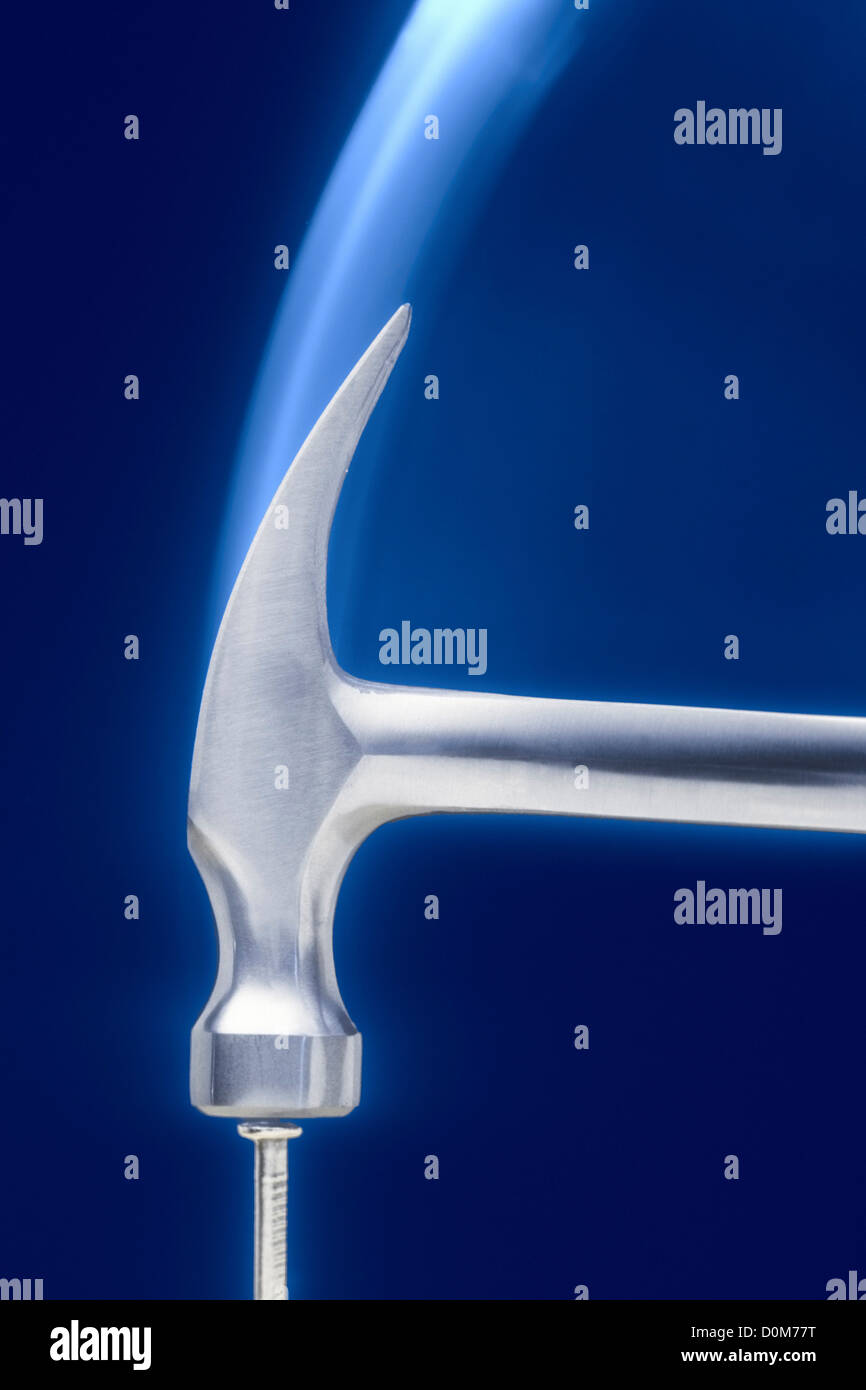 Martellare un chiodo Foto Stock