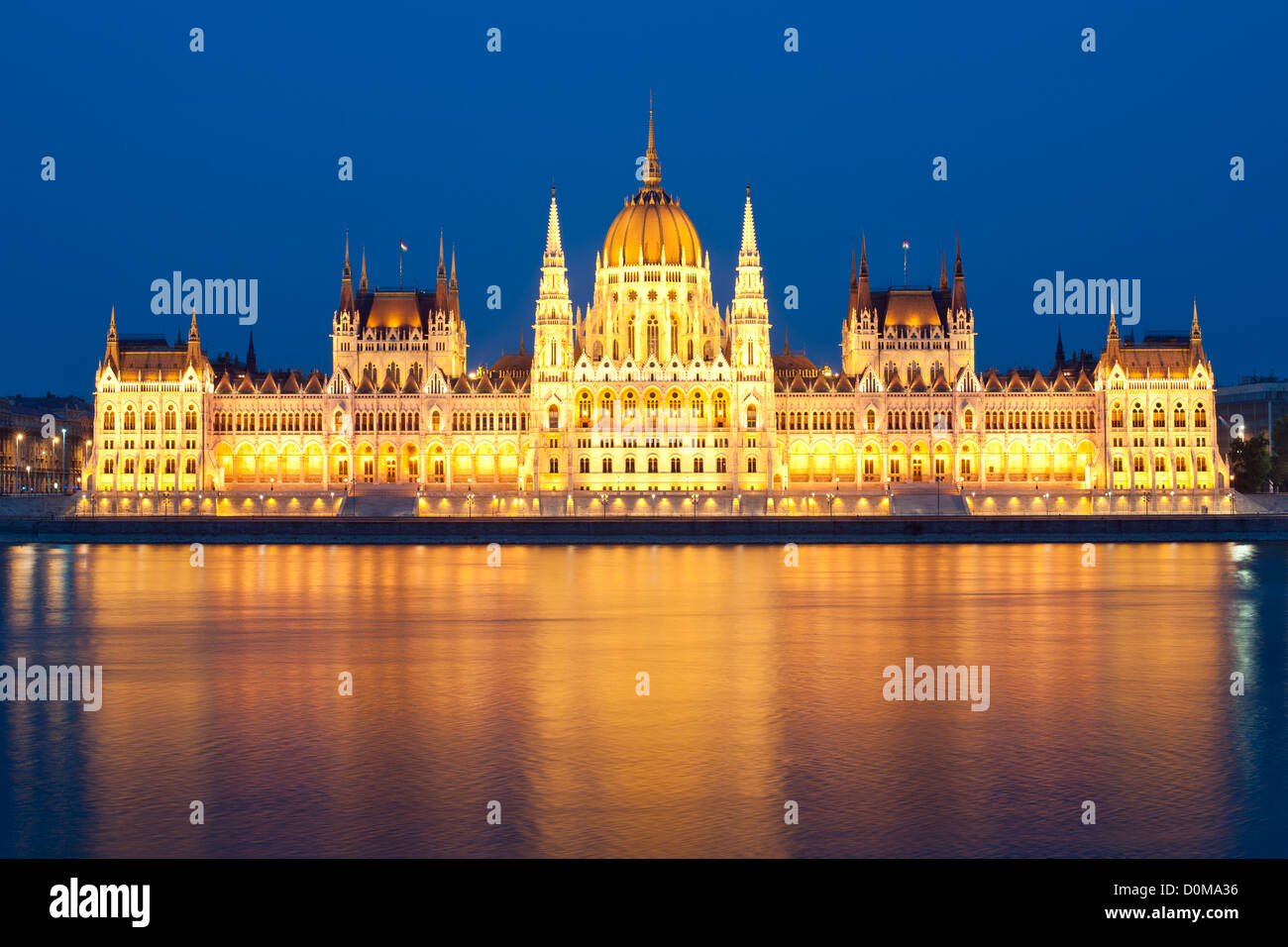Vista del tramonto del parlamento ungherese edificio sulle rive del Danubio a Budapest, capitale di Ungheria. Foto Stock