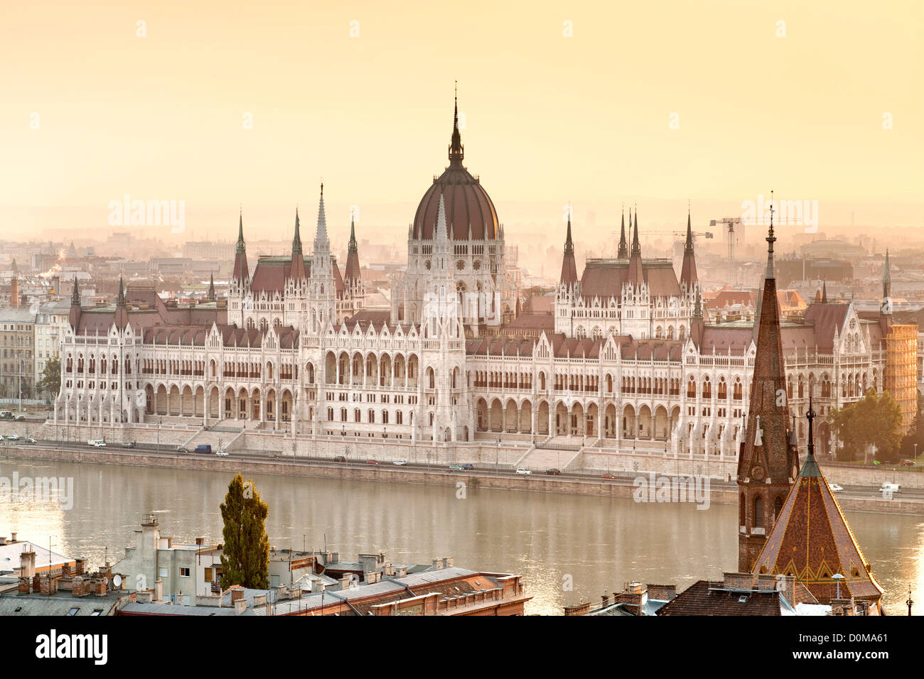 Alba vista del Parlamento ungherese edificio sulle rive del Danubio a Budapest, capitale di Ungheria. Foto Stock