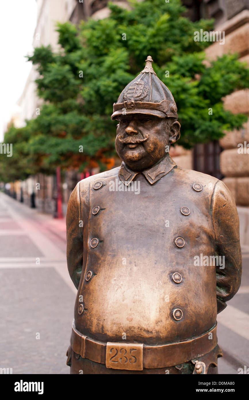Poliziotto ungherese statua sulla Zrínyi Utca a Budapest, capitale di Ungheria. Foto Stock