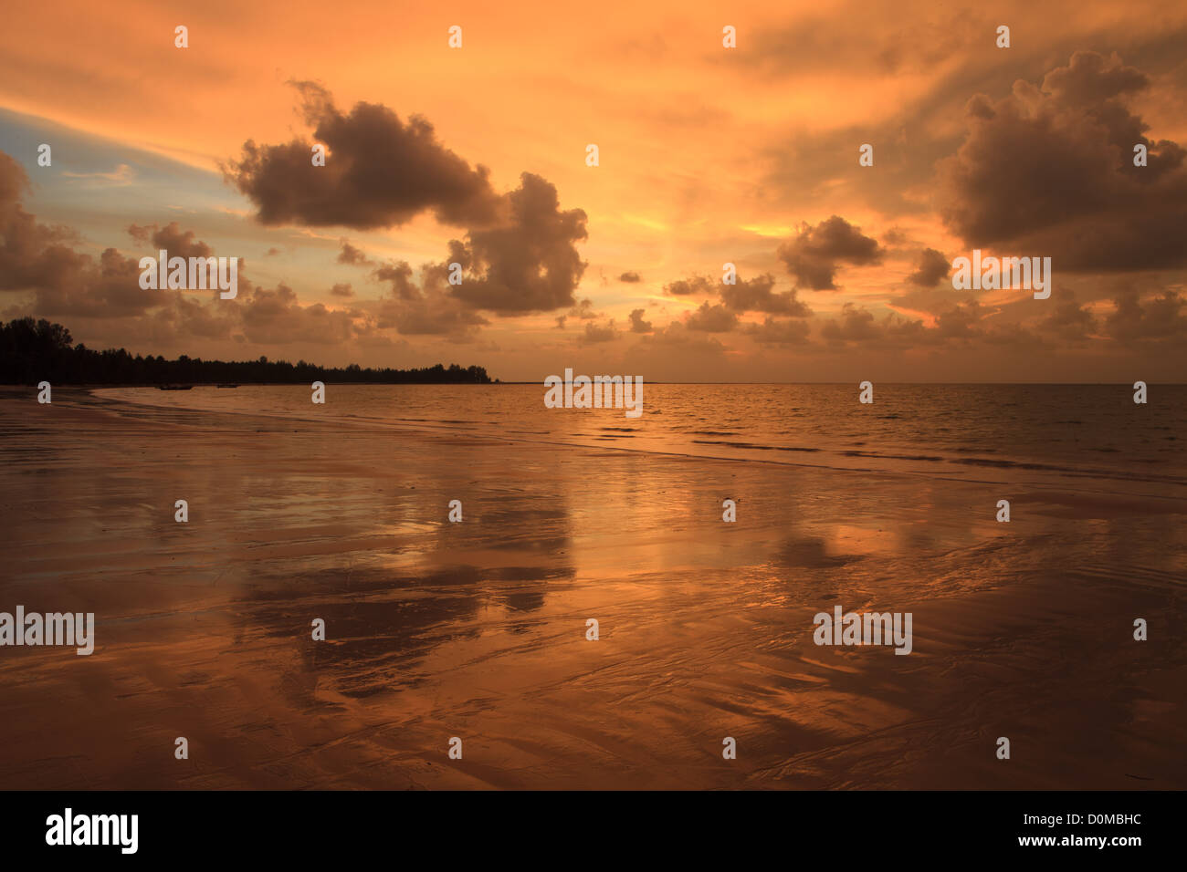 Khao Lak spiaggia al tramonto Foto Stock