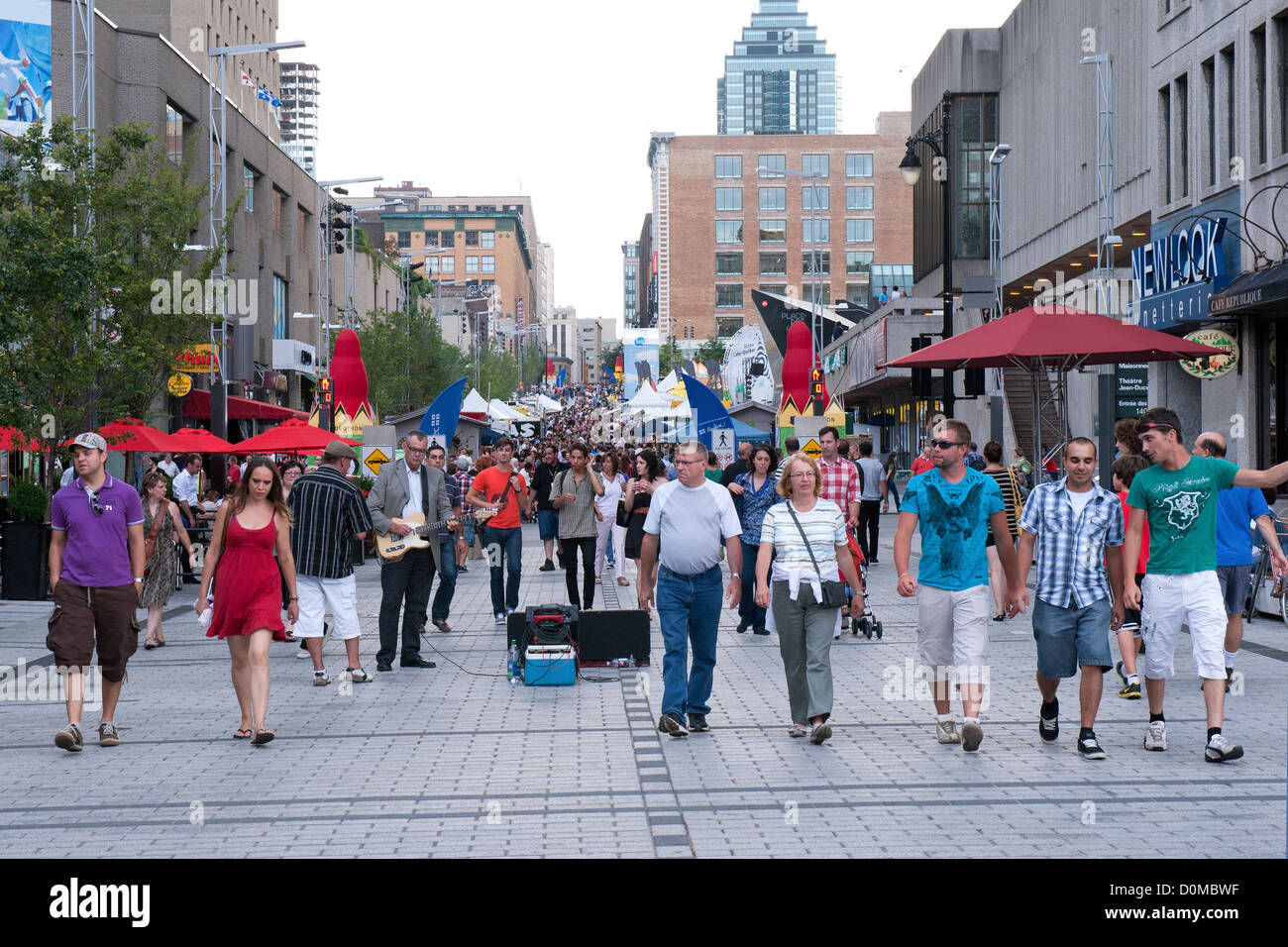 Pedoni su una parte Ste Catherine Street che è chiuso alle auto durante i mesi estivi.Montreal, Quebec, Canada. Foto Stock