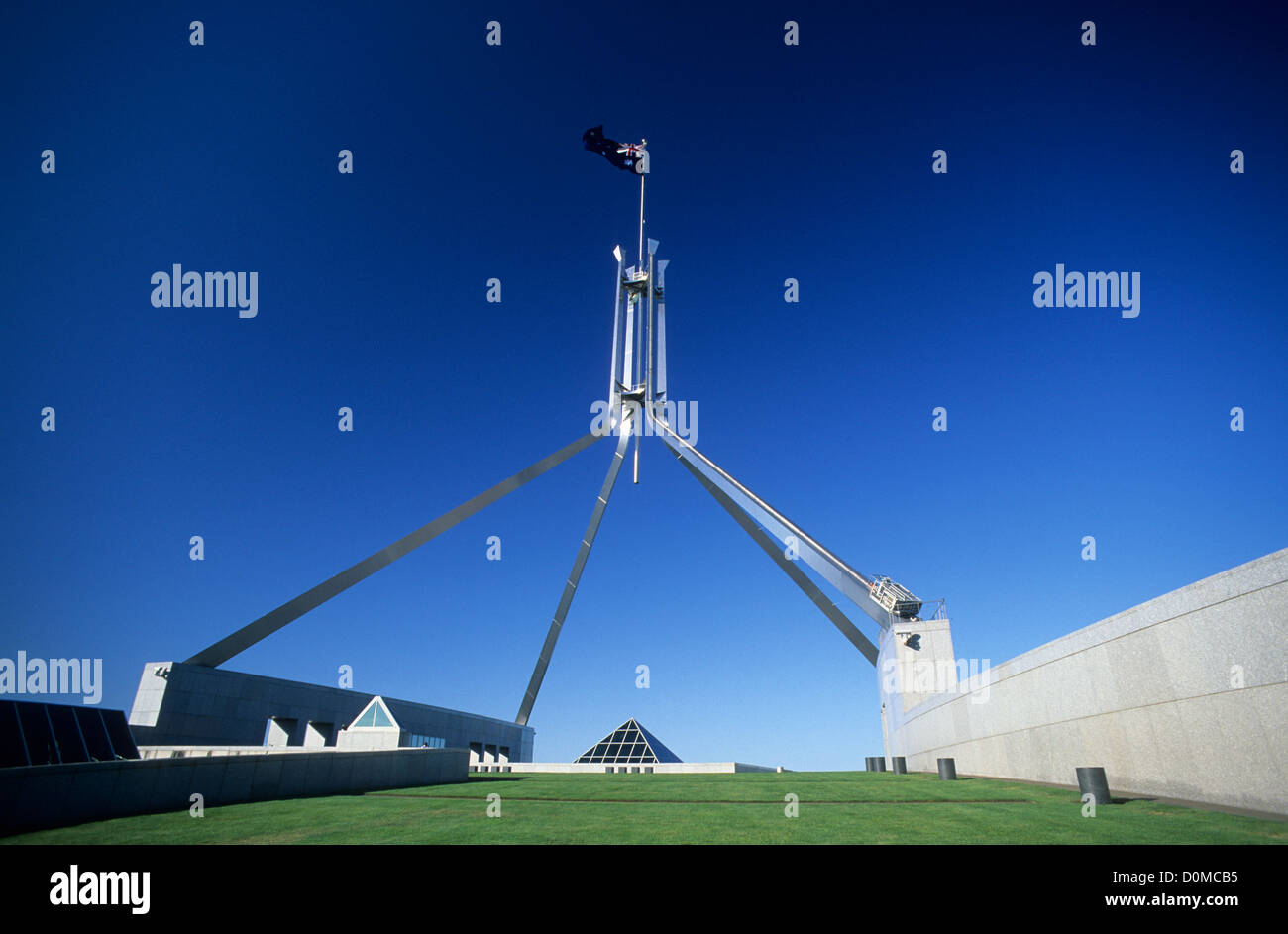 Australia, ACT, Canberra, bandiera pole su capital hill con bandiera australiana. Foto Stock