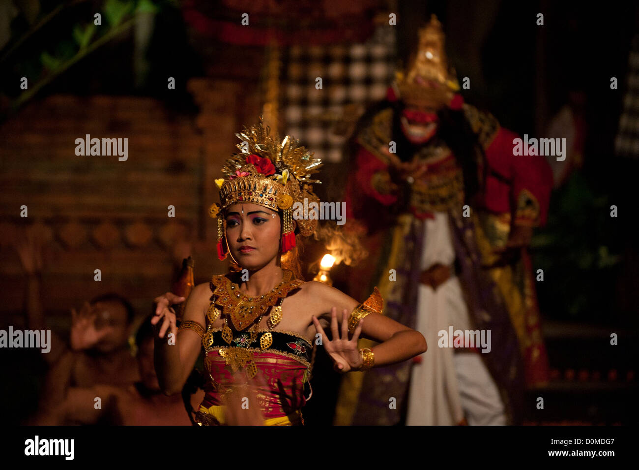 Ballerino di danza Balinese come lei le danze di fronte Barong , il re degli spiriti . Foto Stock