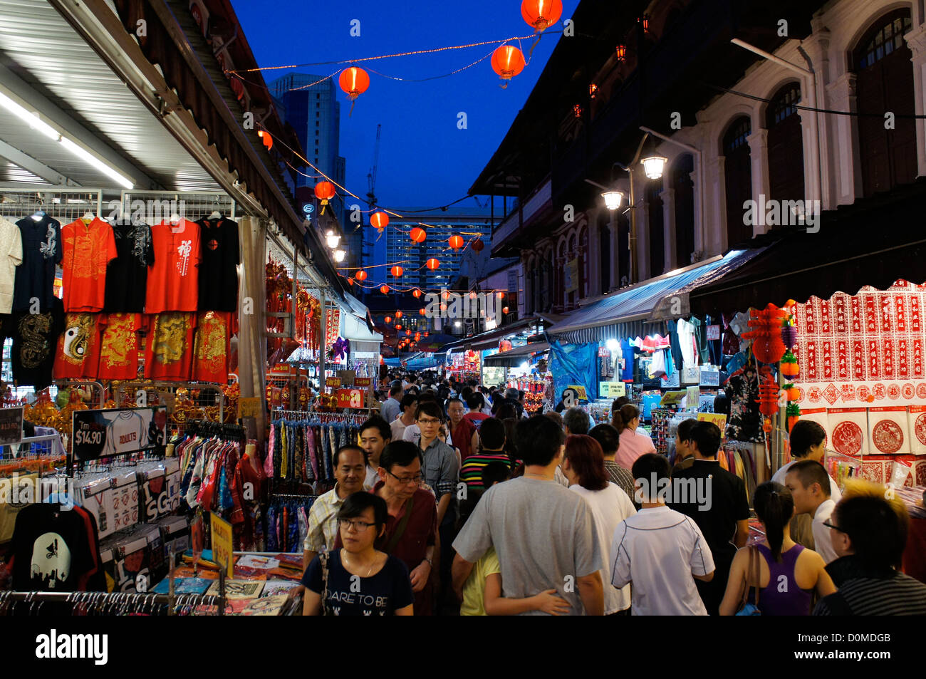 Singapore Mercato Notturno di Chinatown durante il Nuovo Anno Cinese stagione festiva Foto Stock