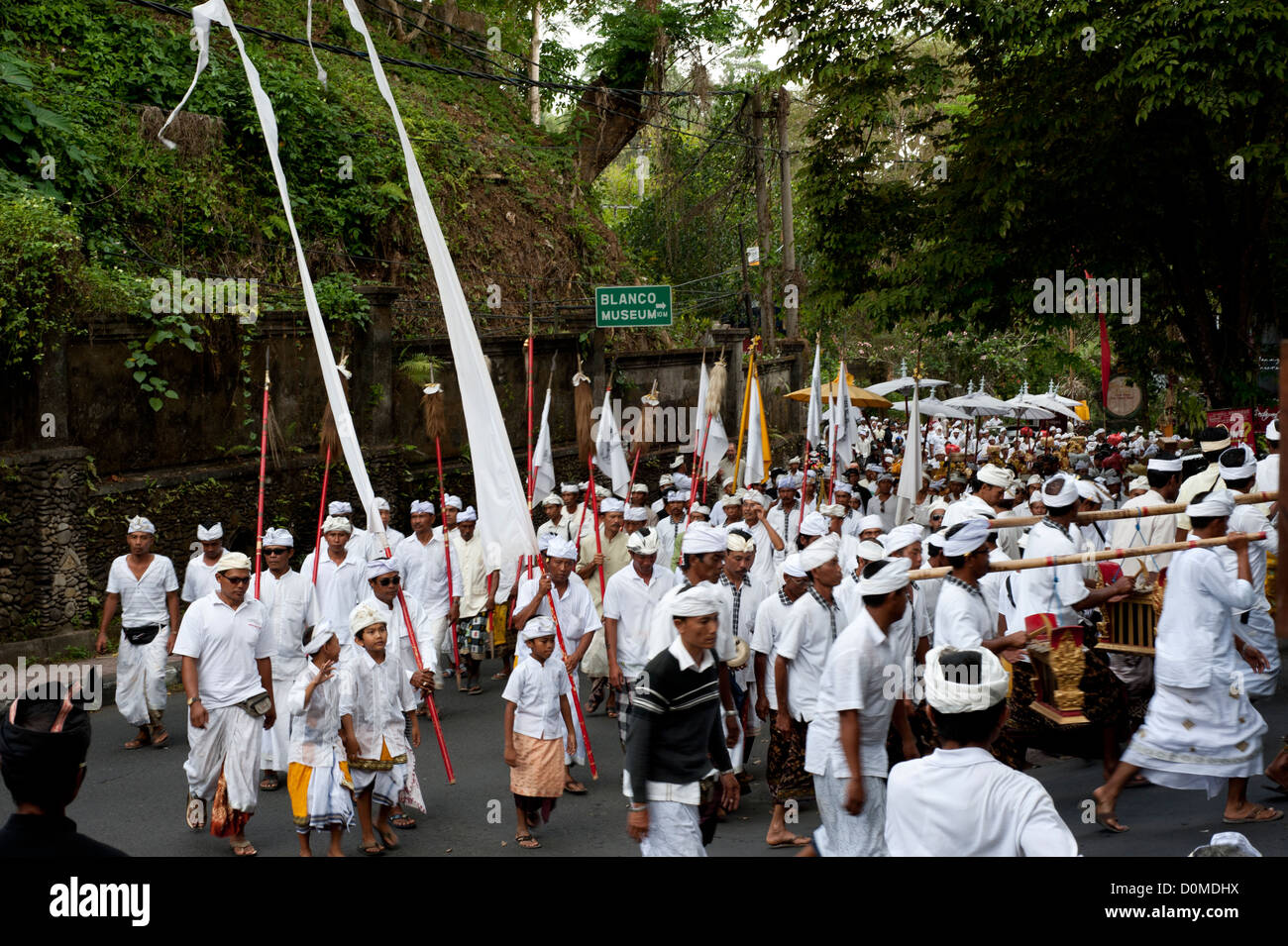 Popolo Balinese in corrispondenza di uno dei loro centinaia di cerimonie ,sul loro modo di un tempio ,indossando abiti tradizionali . Foto Stock