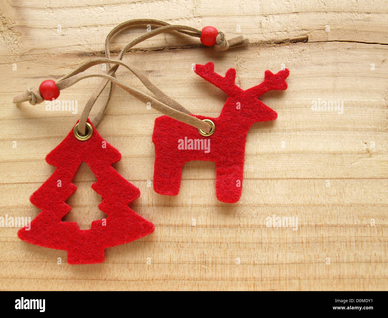 Renne rosso e albero di Natale in legno / rotes Rentier und Christbaum auf Holz Foto Stock