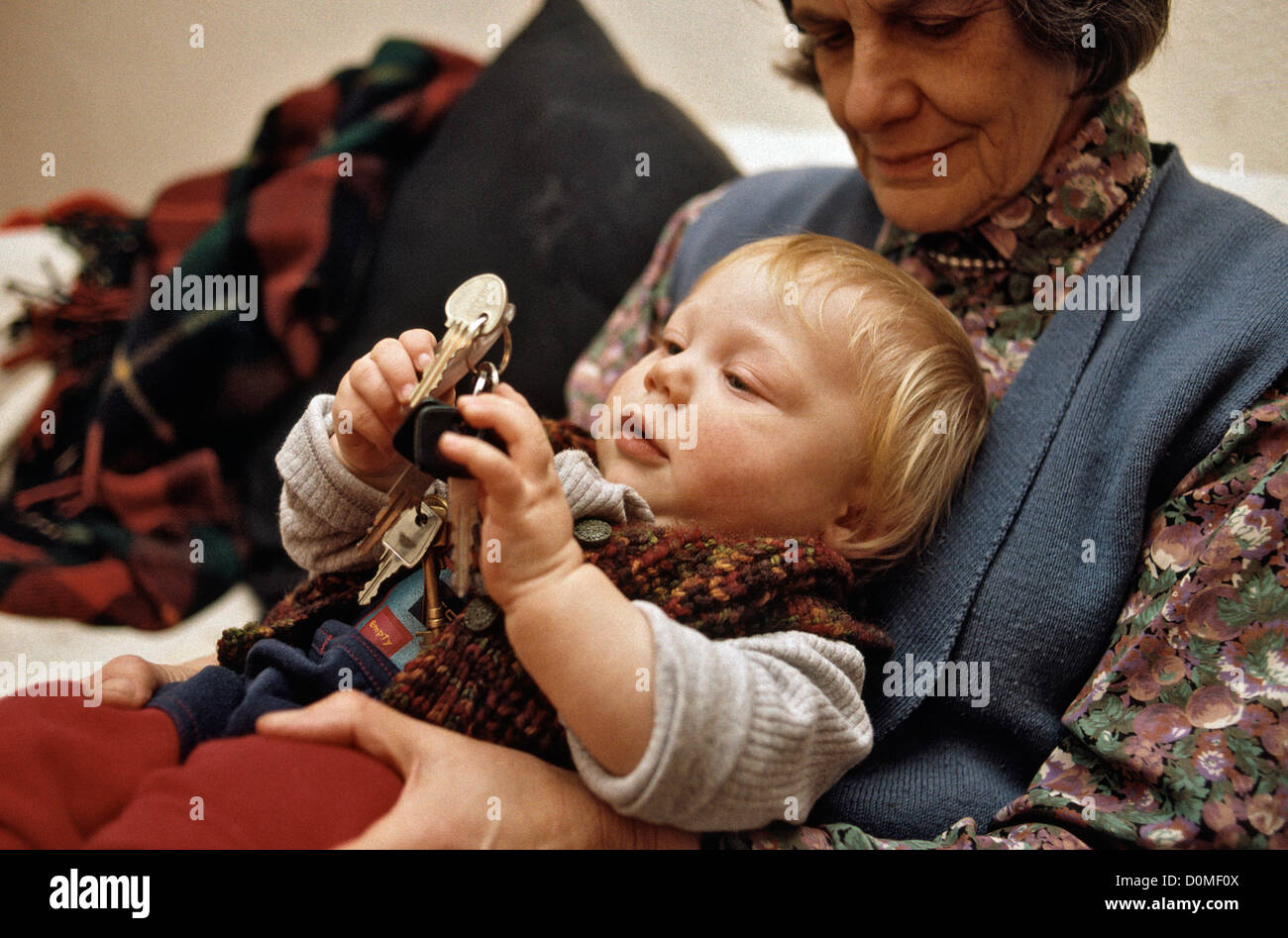 8 mese fa il bambino alla nonna giro giocando con i tasti Foto Stock