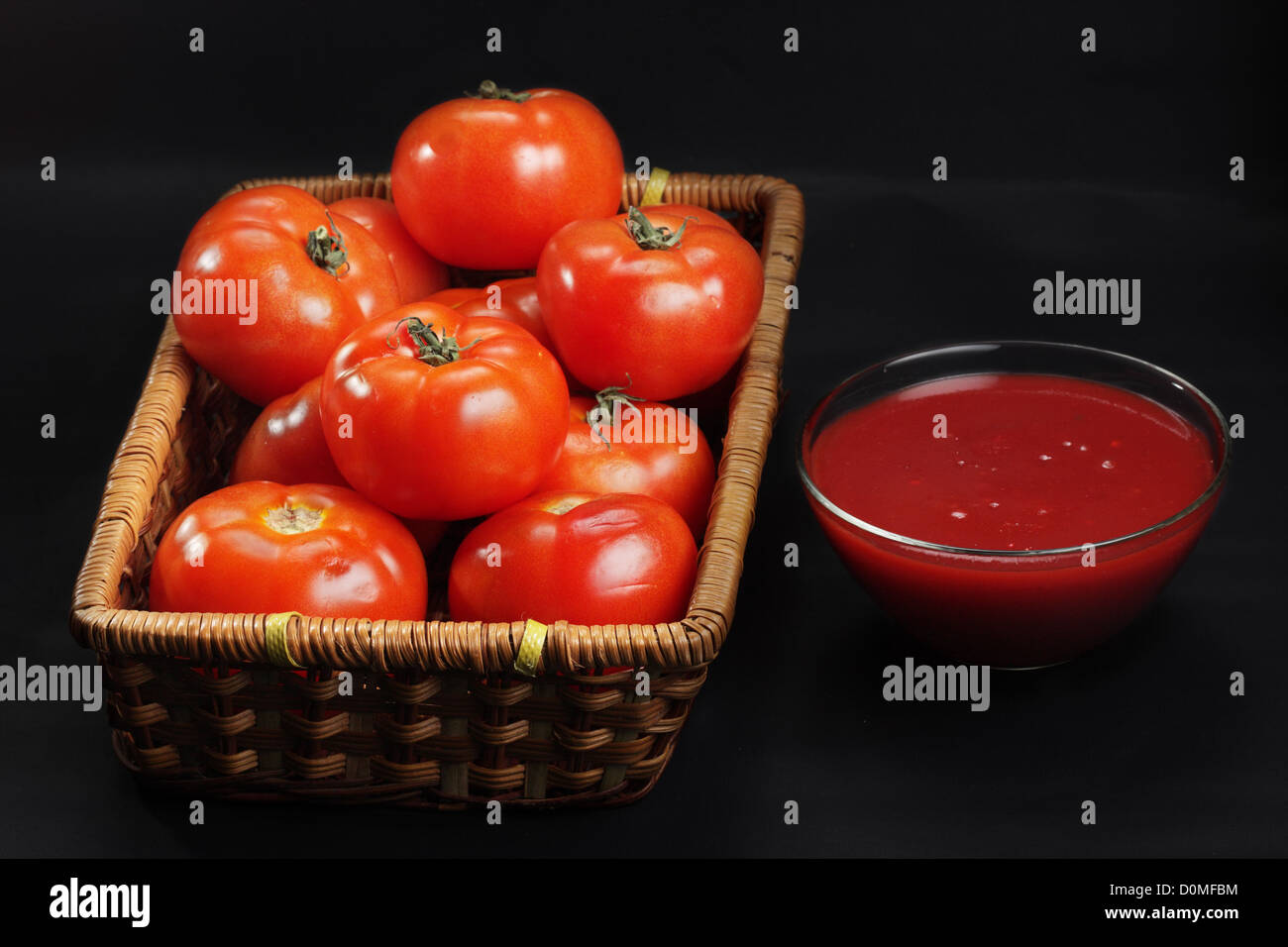 Cestello con intatto solo pomodori e ketchup Foto Stock