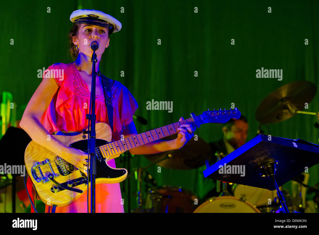 Banda portoghese, Rita Red Shoes, performing live a celebrazioni do Mar nella Baia da Cascais Cascais, Portogallo - 23.08.10 Foto Stock