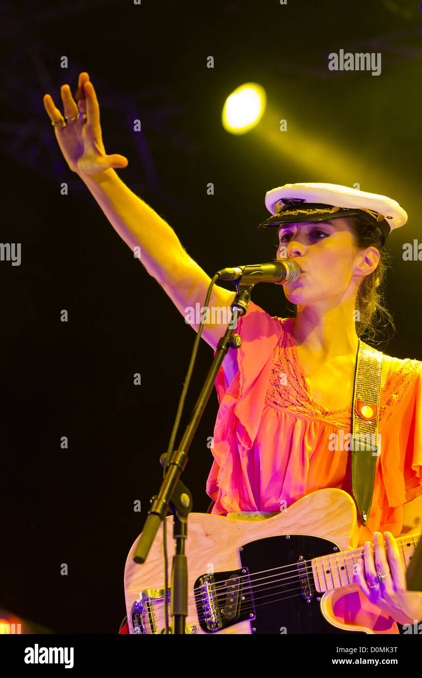 Banda portoghese, Rita Red Shoes, performing live a celebrazioni do Mar nella Baia da Cascais Cascais, Portogallo - 23.08.10 Foto Stock