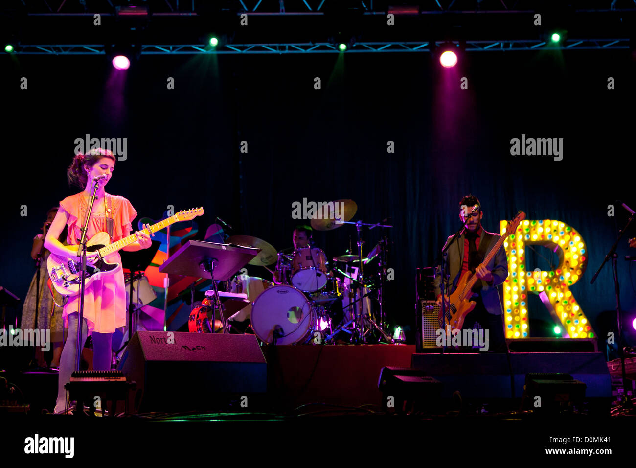 Banda portoghese, Rita Red Shoes, performing live a celebrazioni do Mar nella Baia da Cascais Cascais, Portogallo - 23.08.10 Foto Stock