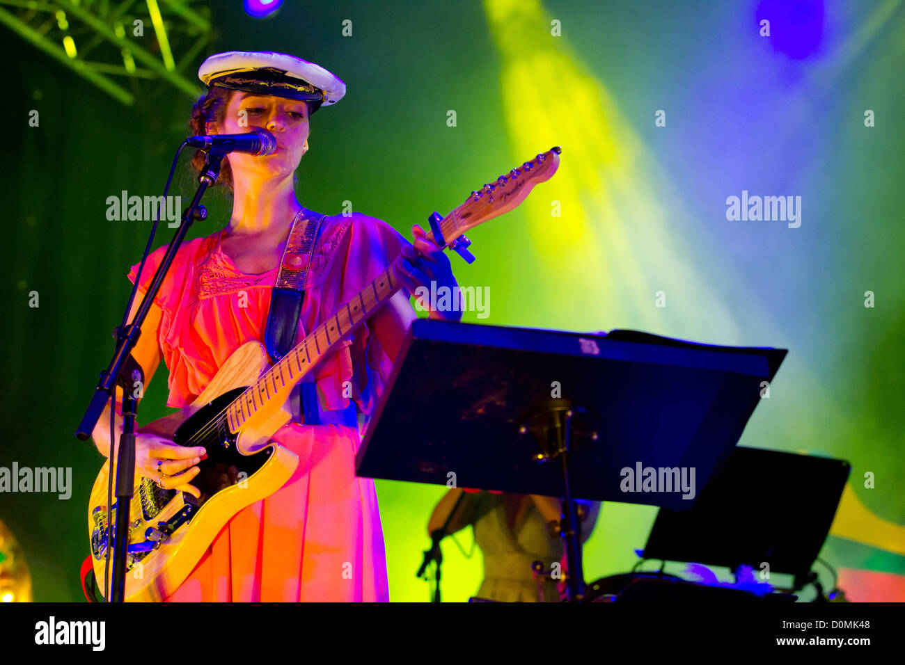 Banda portoghese, Rita Red Shoes, performing live a celebrazioni do Mar nella Baia da Cascais Cascais, Portogallo - 23.08.10 Foto Stock