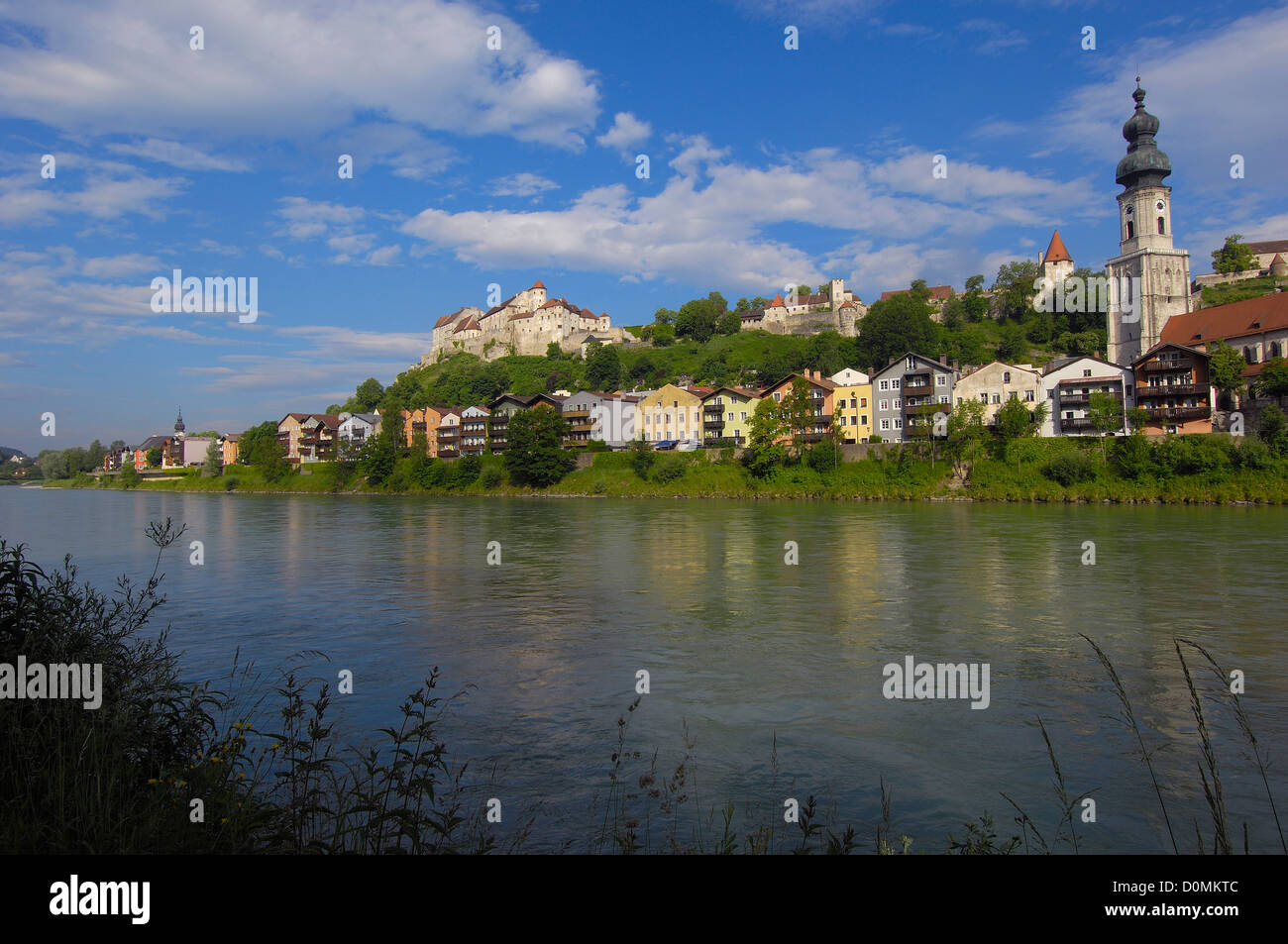 Burghausen, Castello, Altötting distretto, Alta Baviera, Baviera, Germania (vista dall Austria oltre il Fiume Salzach) Foto Stock