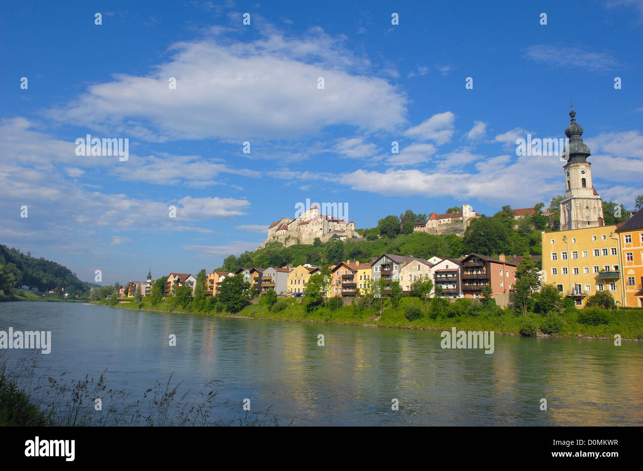 Burghausen, Castello, Altötting distretto, Alta Baviera, Baviera, Germania (vista dall Austria oltre il Fiume Salzach) Foto Stock