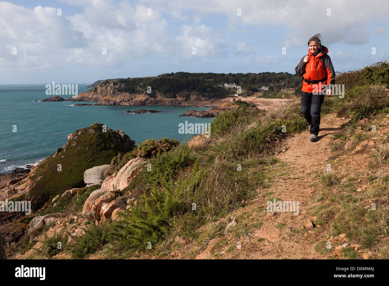 La donna gli escursionisti a piedi sulla costa percorso, Noir Mont, Jersey, Isole del Canale, REGNO UNITO Foto Stock
