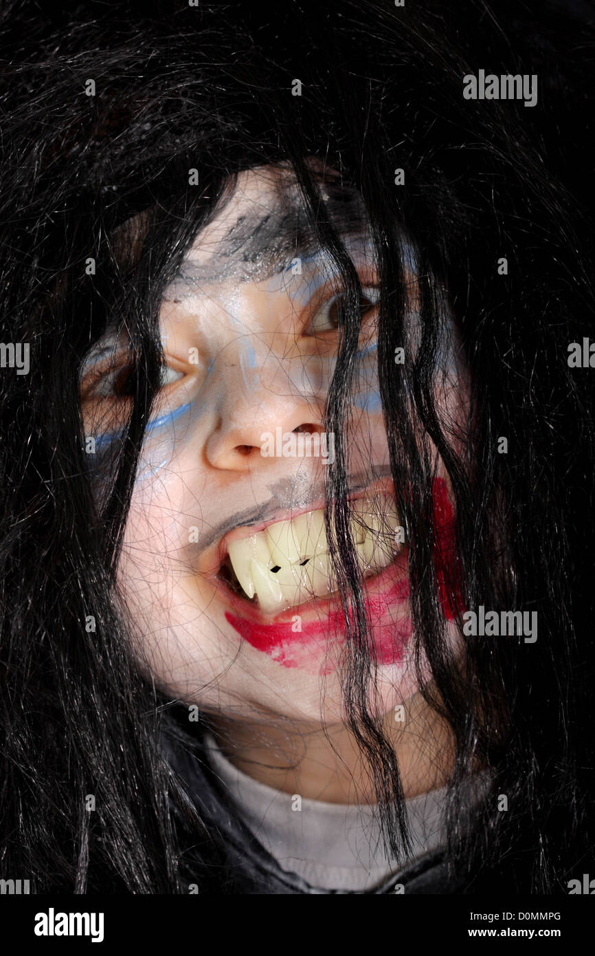 Un sorriso malizioso di vampire boy Foto stock - Alamy