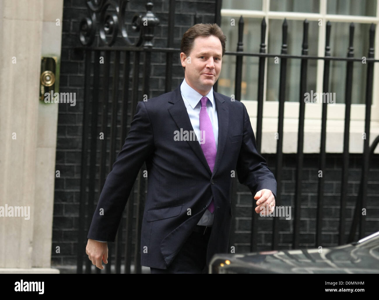 NICK CLEGG BRITISH VICE PRIMO MINISTRO lasciando Downing Street LONDRA INGHILTERRA UK 28 Novembre 2012 Foto Stock