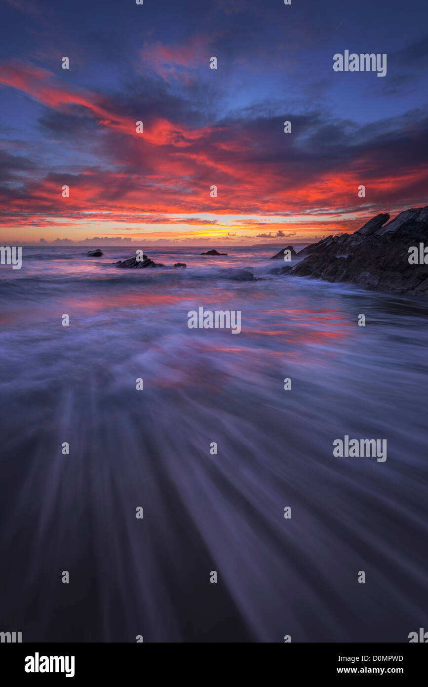 Un magnifico tramonto e piombo in linee a punto Sharrow, Whitsand Bay, Cornwall Foto Stock