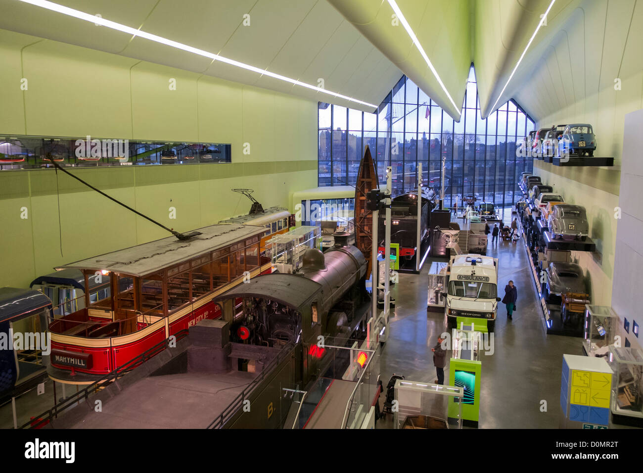 Interno del nuovo museo dei trasporti al Riverside Museum di Glasgow; l'architetto Zaha Hadid Foto Stock
