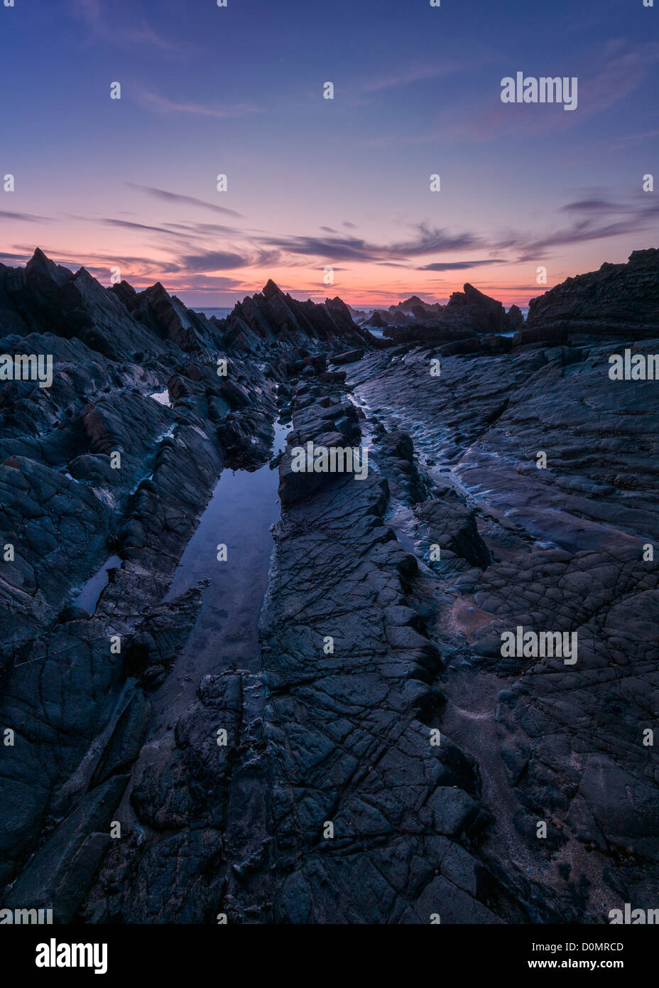 Spettacolari formazioni rocciose che conduce ad un morbido sky, Hartland Quay, Devon, Inghilterra Foto Stock
