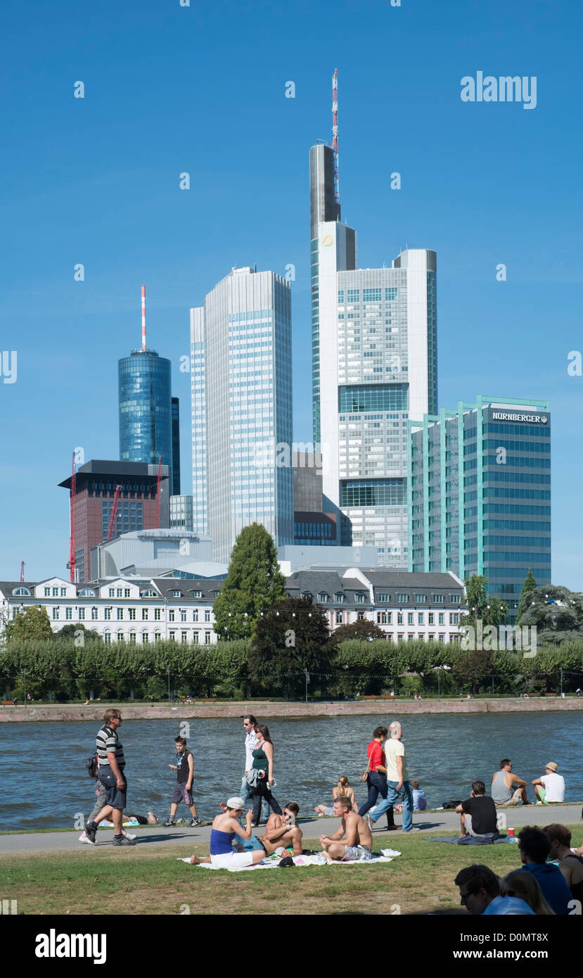 Skyline del quartiere finanziario di Francoforte e il Riverside park in estate in Germania Foto Stock