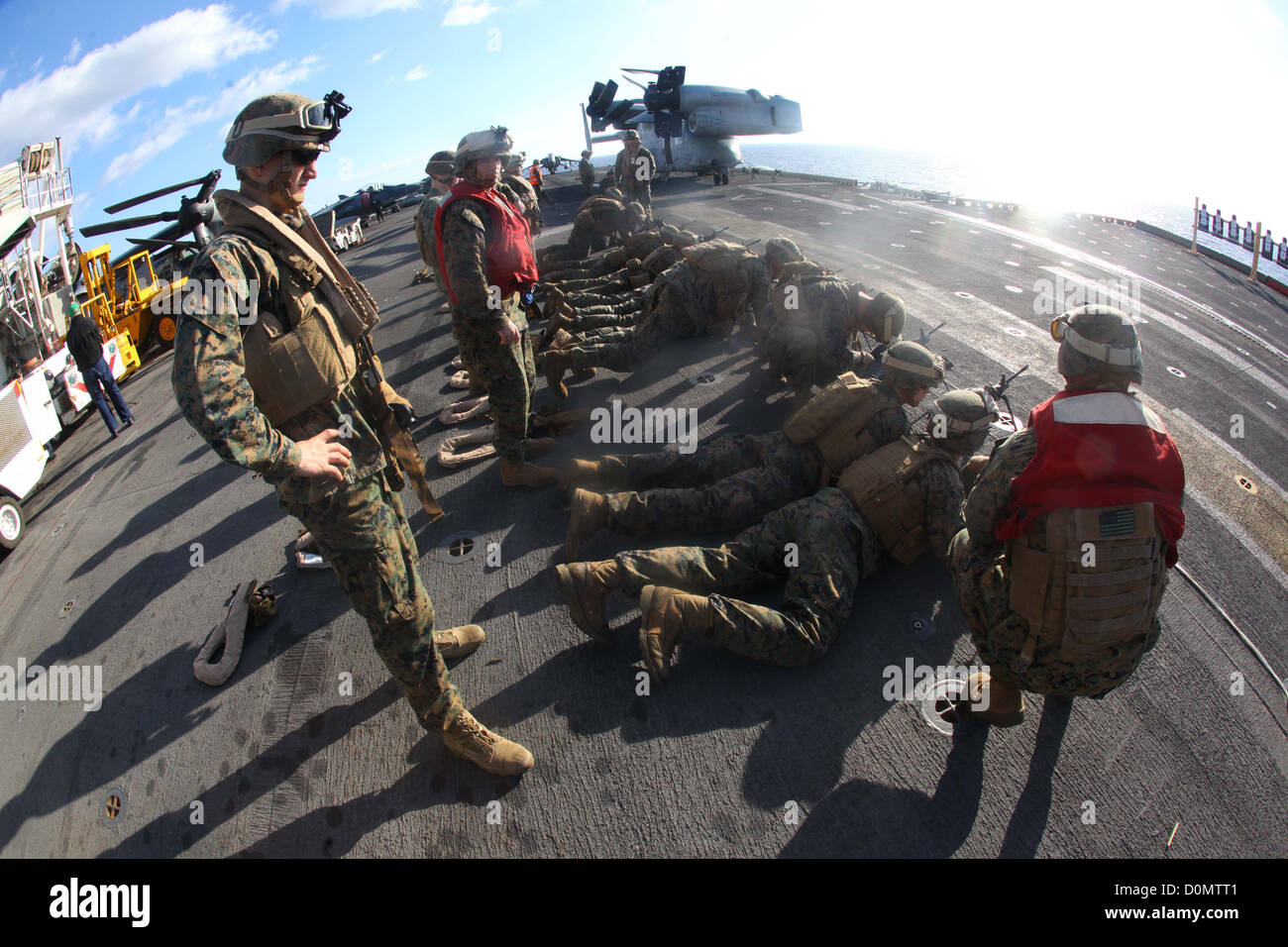 USS Iwo Jima, Mare Mediterraneo (nov. 25, 2012) - Marines con Bravo Company, battaglione atterraggio squadra 1° Battaglione, 2R MARINO Foto Stock