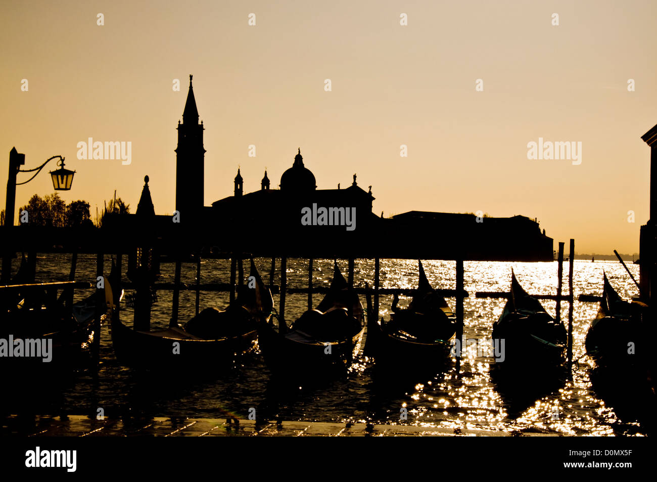 Venezia gondole e sullo sfondo l'Isola di San Giorgio Maggiore oltre il Canale di San Marco Foto Stock