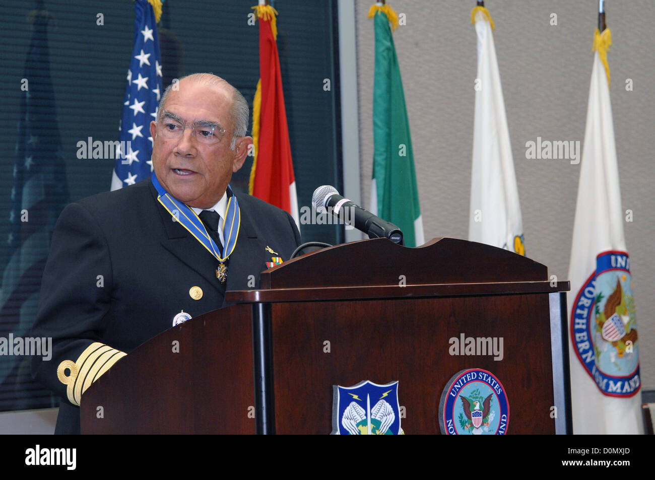 PETERSON AIR FORCE BASE, Colo. - ADM. Mariano Saynez, segretario della Marina, Messico, dà un discorso di commiato ai membri di Nora Foto Stock