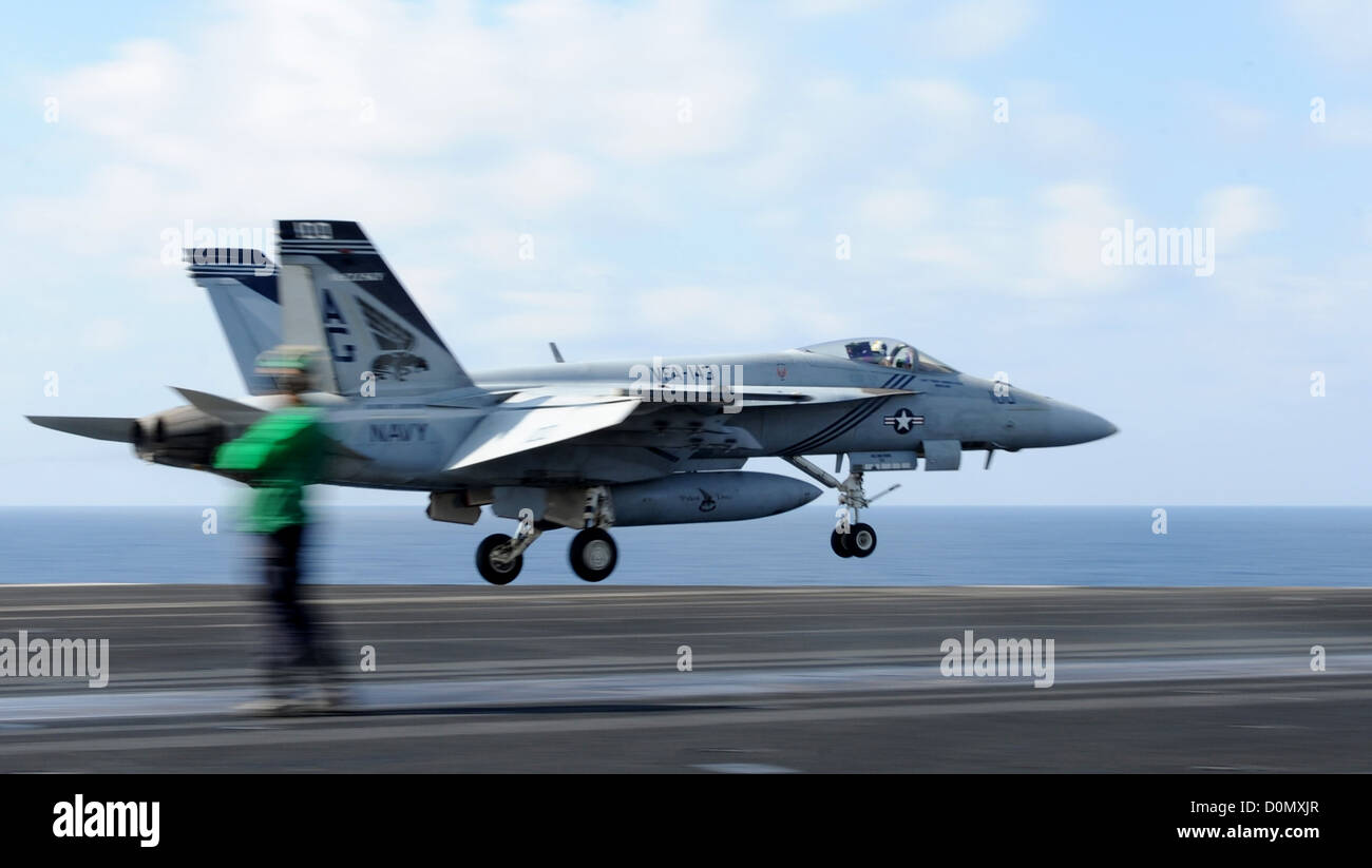 F/A-18E Super Hornet assegnato all'Pukin' Cani di Strike Fighter Squadron (VFA) 143 lancia dalla Nimitz-class portaerei USS Dwight D. Eisenhower CVN (69). Dwight D. Eisenhower è distribuito negli Stati Uniti Quinta Flotta area di responsabilità conducti Foto Stock